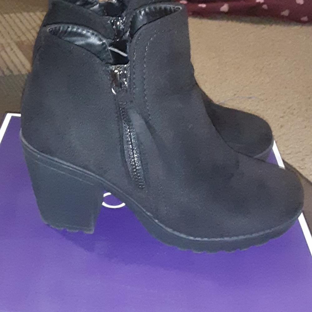 Hi i am selling these boots for 15 dollors